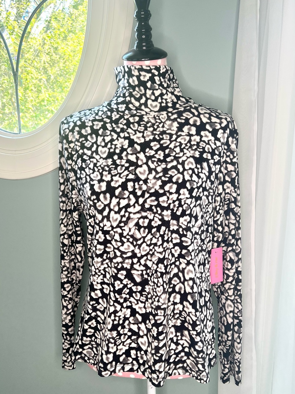 Riley & Rae Funnel Neck Top Size L